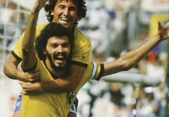 Mondiale di Spagna 1982: Zico abbraccia Socrates