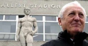 Florian Albert (stadion) Florian Albert davanti allo stadio del Ferencvaros, a lui intitolato