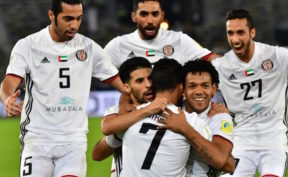 I compagni abbracciano Mabkhout, autore del gol vittoria per l'Al Jazira