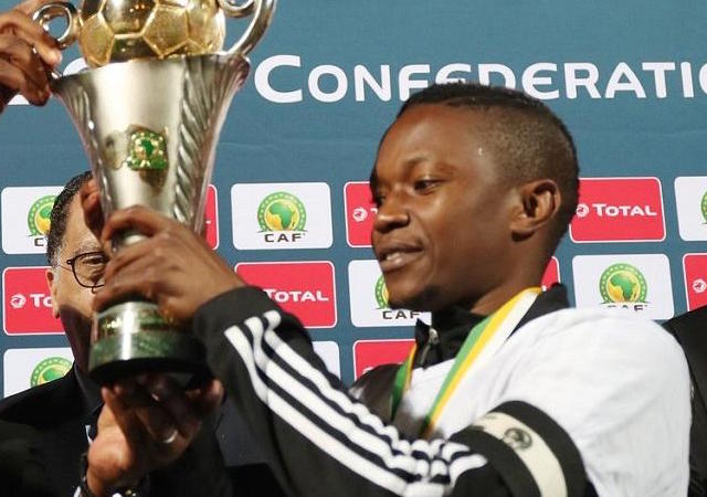 Rainford Kalaba (Mazembe) solleva la Confederation Cup 2017