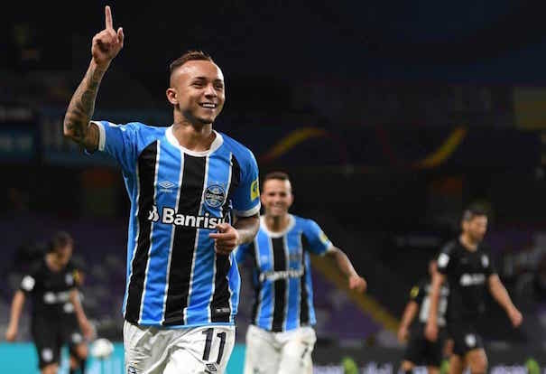 Everton (Gremio) sigla il gol che manda i brasiliani in finale