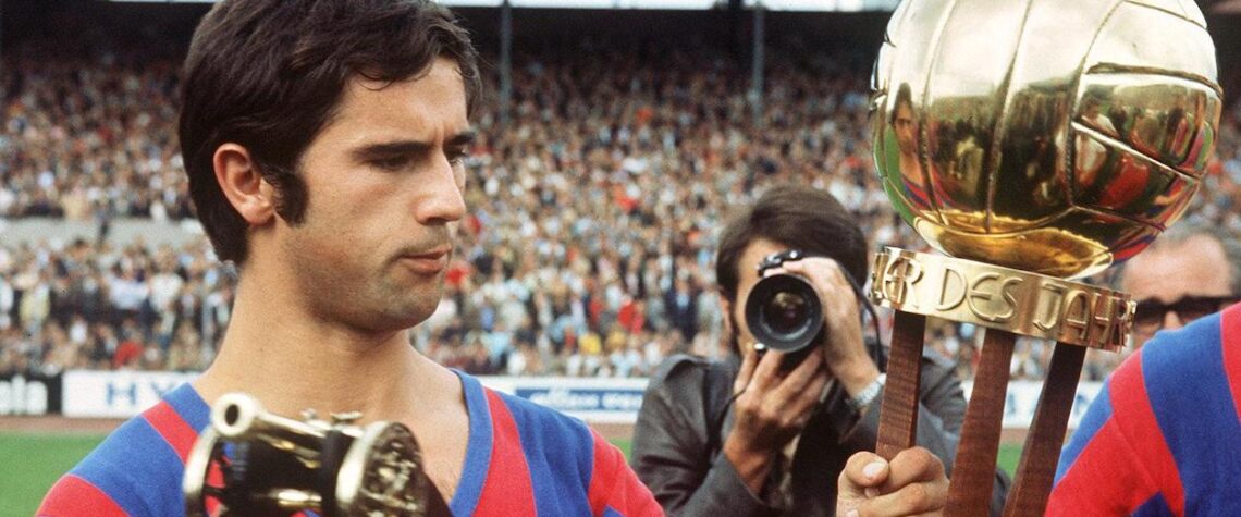 Gerd Muller, con la coppa intercontinentale vinta nel 1976